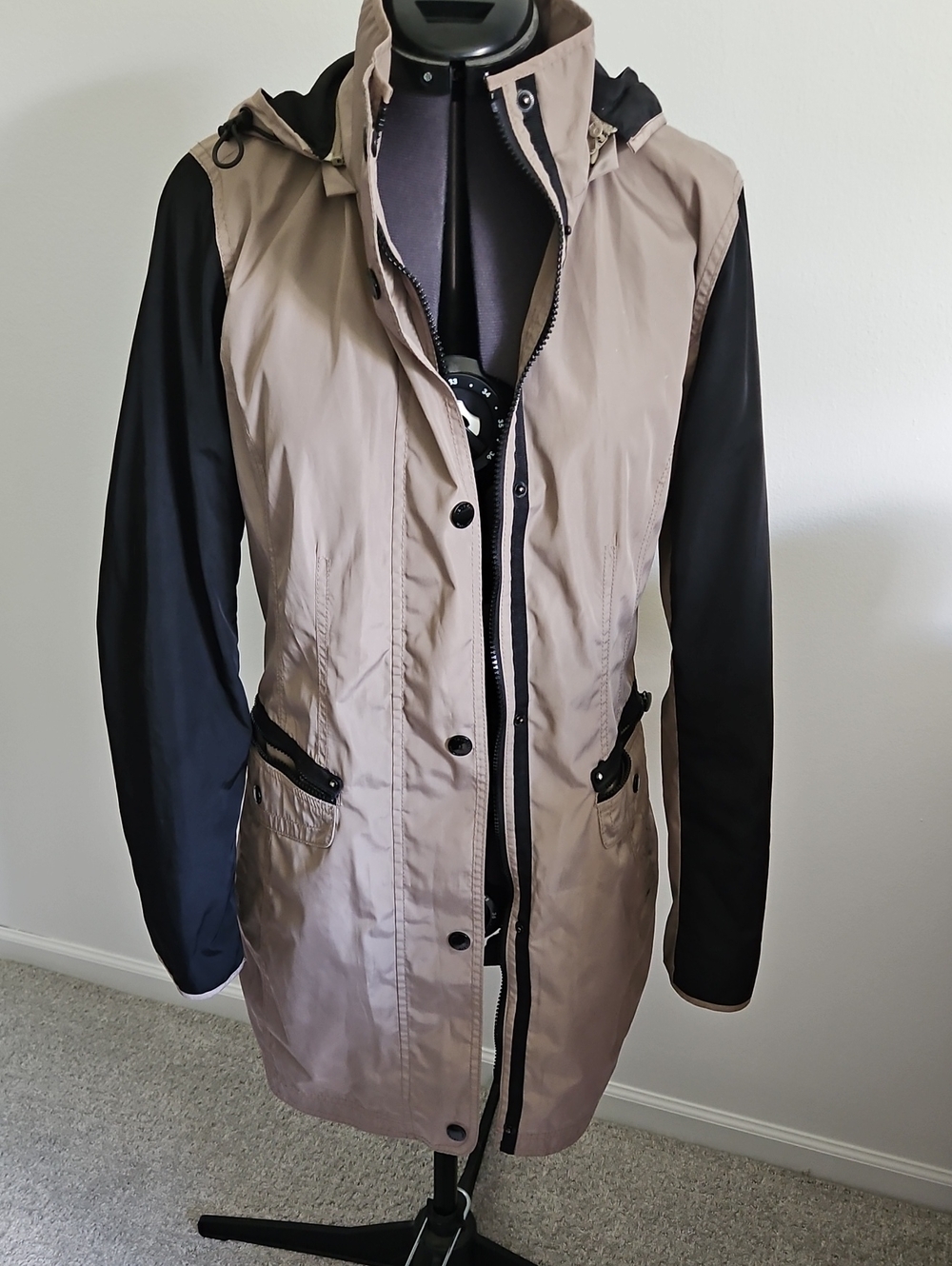 Laundry By Shelli Segal Beige and Black Hooded Utility Jacket